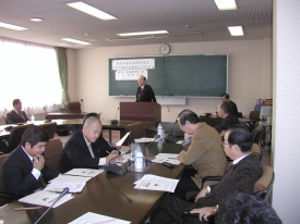 講義を行う野村稔氏と講義を受ける議員達の写真