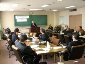 講義を行う野村稔氏と講義を受ける議員達の写真