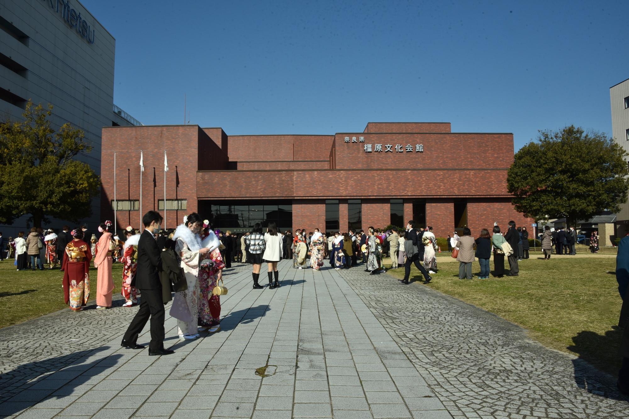 橿原文化会館を背景に成人の方々で賑わっている写真