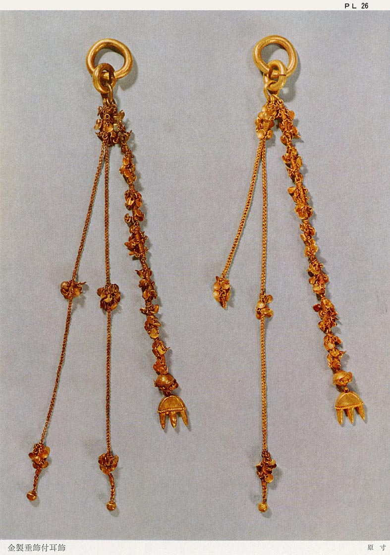 金でつくられた長い飾りの耳飾りが2つ並んでいる、126号PL26金製垂飾付耳飾の写真