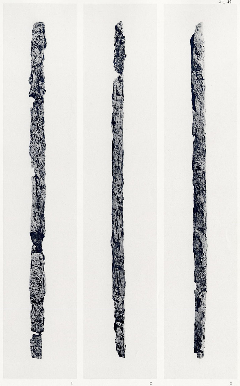 発掘された鉄の刀が1本ずつ3枚撮影された、126号PL49鉄刀のモノクロ写真