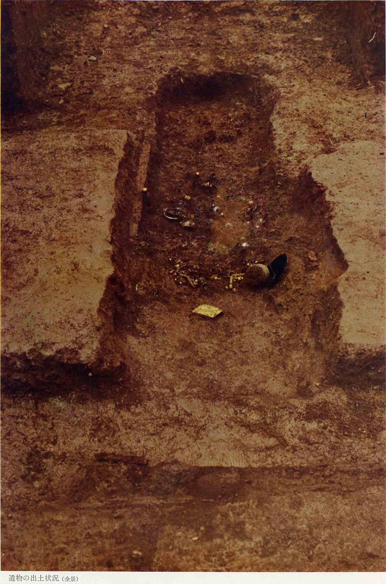 遺物が発掘された状態を撮影した、126号PL6遺物の出土状況（全景）の写真