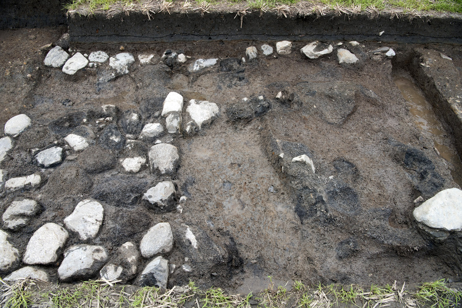 本薬師寺跡発掘調査における南門基壇外周の石敷の写真
