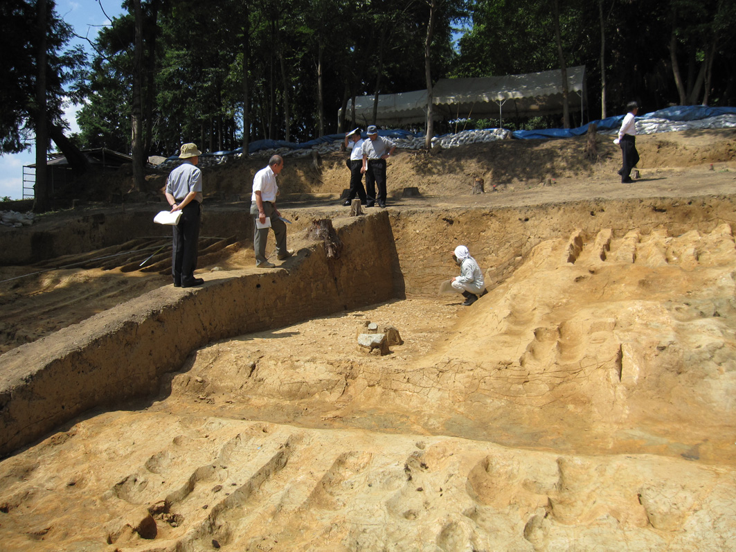 複数の男性が菖蒲池古墳の発掘調査を行っている写真