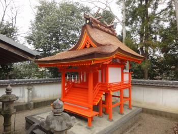 南北朝時代の特徴をよく表している隅木入春日造の人麿神社本殿を南東から写した写真