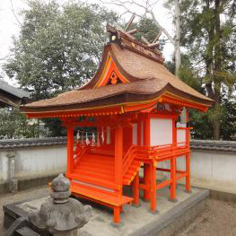 人麻呂神社本殿の前景の写真