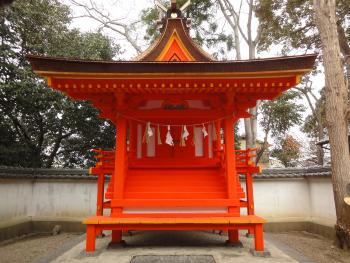 南北朝時代の特徴をよく表している隅木入春日造の人麿神社本殿を南から写した写真