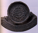 丸型と弓の弧の字型の重厚感のある軒瓦(日高山瓦窯)の写真