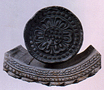 丸型と弓の弧の字型の重厚感のある軒瓦(久米寺瓦窯)の写真