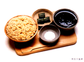 木製のおぼんの上に玄米ご飯、ゆでたノビル、アラメ汁、塩が並んでいる写真