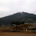 山がなだらかな稜線を描く貝吹山城跡遠景の写真