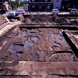 当時、集落があったこと様子が伺い知れる四分遺跡（しぶいせき）の調査風景の写真