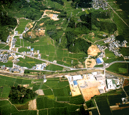 田んぼと住宅街が見える一町遺跡付近の航空写真