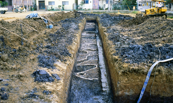 中曽司遺跡の調査が行われている様子を全景で写した写真