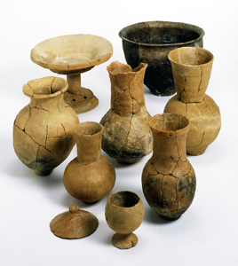上ノ山遺跡で出土した弥生時代後期の絵画土器が9点並べられているところを写した写真