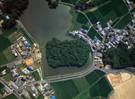 鳥屋ミサンザイ古墳（宣化天皇陵）を空から写した、前方後円墳の形が分かる写真