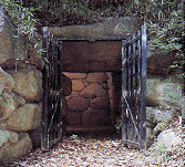 右片袖式で、玄室高が非常に高いことが特徴である、沼山古墳の横穴式石室を写した写真