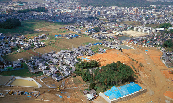 奈良県橿原市五条野町の上空から植山古墳を撮影した航空写真