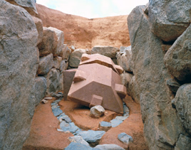 台形型の四角い縄掛用の突起が付いた家形石棺の写真