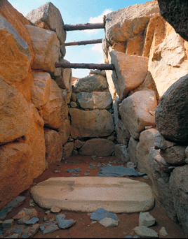 入口あたりに白い大きな石が横たわっている西石室の写真