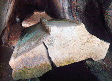 菖蒲池古墳の玄室に安置された、屋根部分の形状が特徴的な家形石棺を写した写真