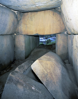 巨石を用いた両袖式の小谷古墳石室を内部から写した写真