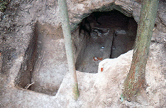 古墳の中にある、段差のように四角く彫られた穴の写真