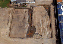 正方形をした古墳の東坊城遺跡を晴れた日に撮影した航空写真