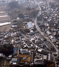 大軽町の集落の中に位置している軽寺跡を遠景で写した写真