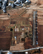 中央の畑地が主郭部分で、それを東から撮った航空写真