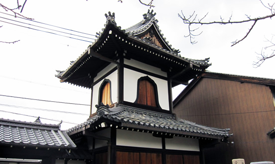 南側に花頭窓をもち、上層は入母屋造となっている称念寺の太鼓楼を写した写真