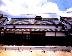 引き戸が正面に付いている瓦屋根の住宅の写真