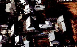 主屋のほかに別座敷があり、長屋門・納屋・土蔵など多数の付属屋が配置されてい森村家住宅を上空から写した写真