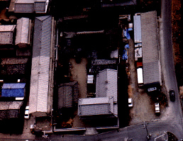 瓦屋根が囲っている住宅の航空写真