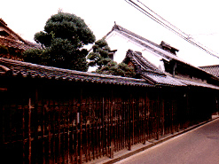江戸時代後期の大規模町家の好例である山尾家住宅を斜め方向から写した写真