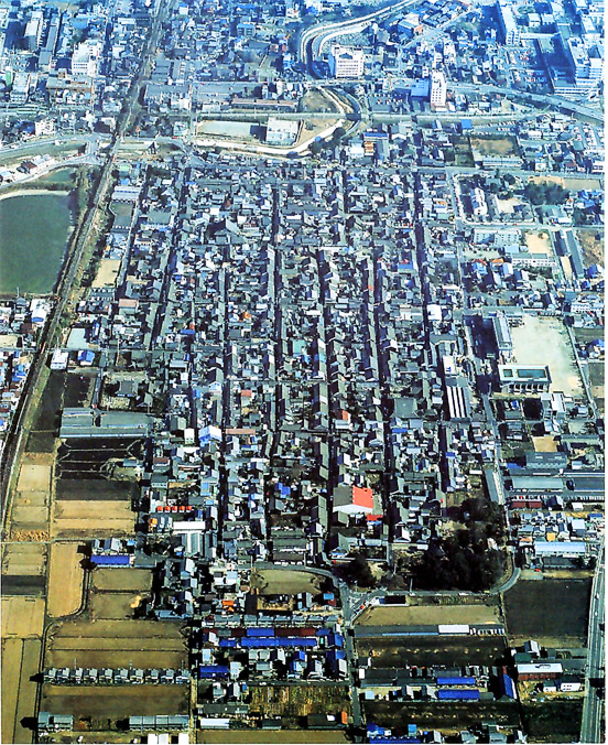 今井町伝統的建造物群保存地区を西方より撮った航空写真