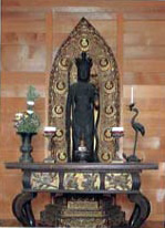 古い様式の細身な木造十一面観音立像を正面から写した写真