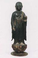 台座の上に立ち掌を正面に向けている木造地蔵菩薩立像の写真