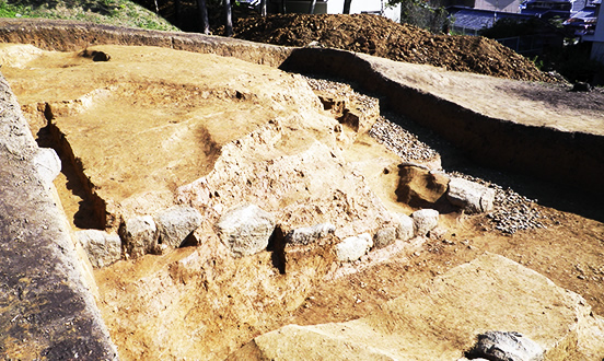 菖蒲池古墳の発掘調査時の古墳の写真