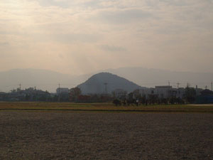 畝傍山を藤原宮跡の方向から撮影した写真