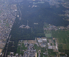 畝傍山と神武天皇・綏靖天皇陵の写真