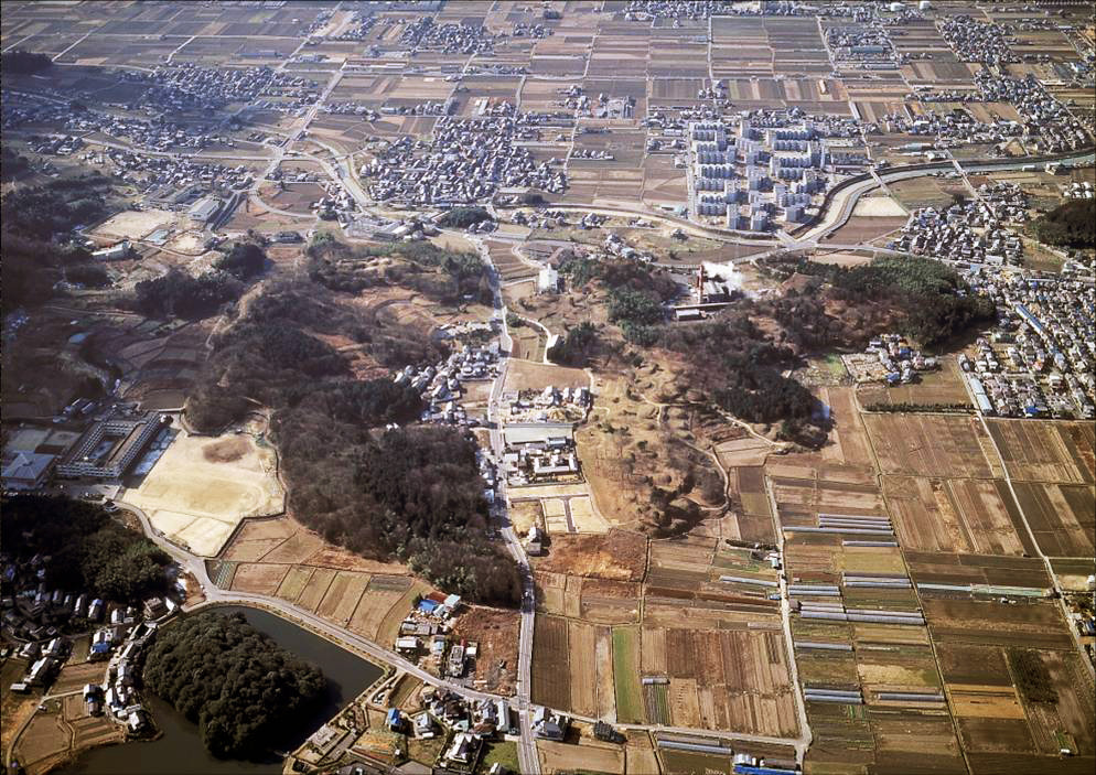 橿原市の南西部に位置する新沢千塚古墳群の全景を上空から撮影した写真