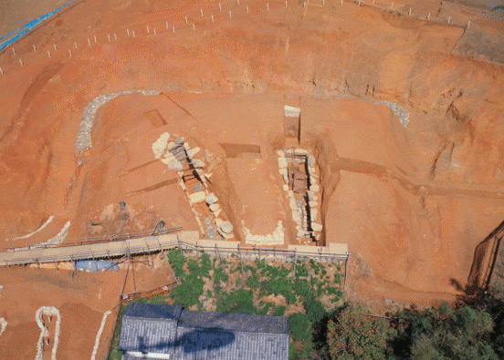 植山古墳の全景を真上から撮影した写真