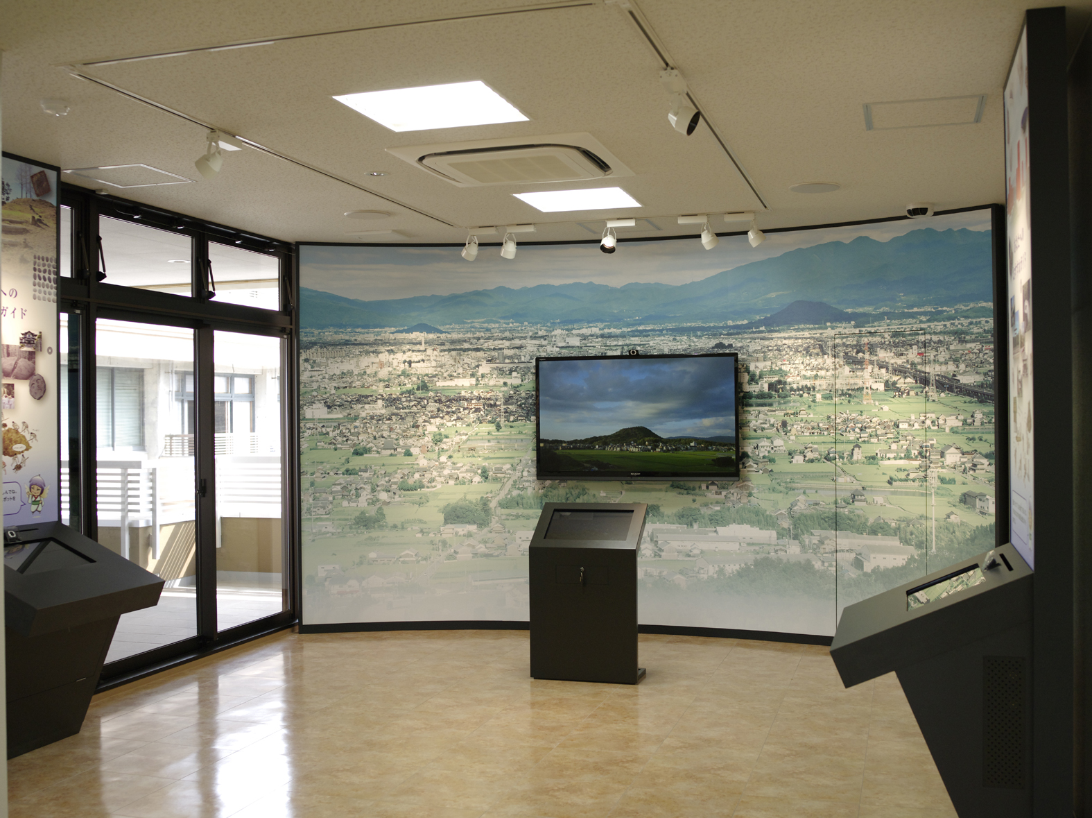 橿原市の歴史遺産の映像が写し出されたモニターのあるガイダンスホールの写真