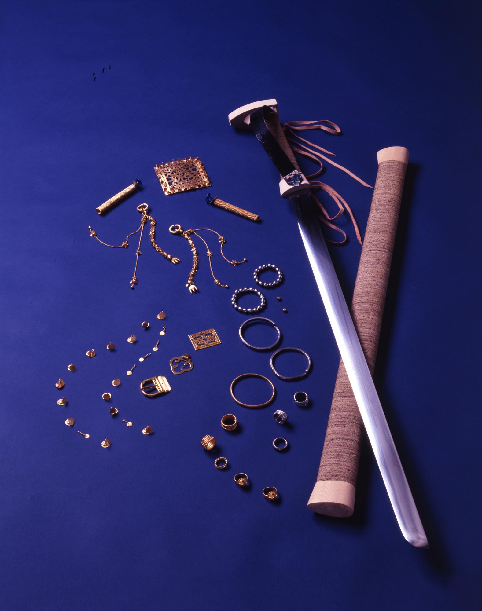 新沢千塚126号墳出土装身具と鉄刀（レプリカ）の写真