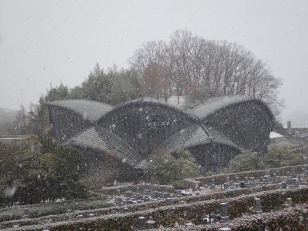 建物の周辺に雪がうっすら積もっている写真