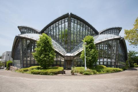 独特なデザインでガラス張りの放蝶温室の外観の写真