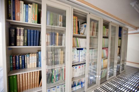 本棚にぎっしりと本や資料が詰め込まれている収蔵庫の写真
