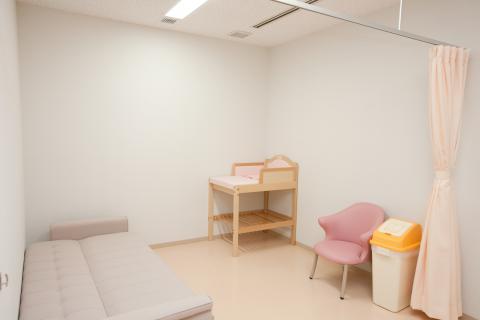 赤ちゃんのベッドや折りたたみのベッドがあり授乳もできる救護室の写真