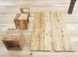 木製のフローリングに木製の椅子と木の板が並べられている写真